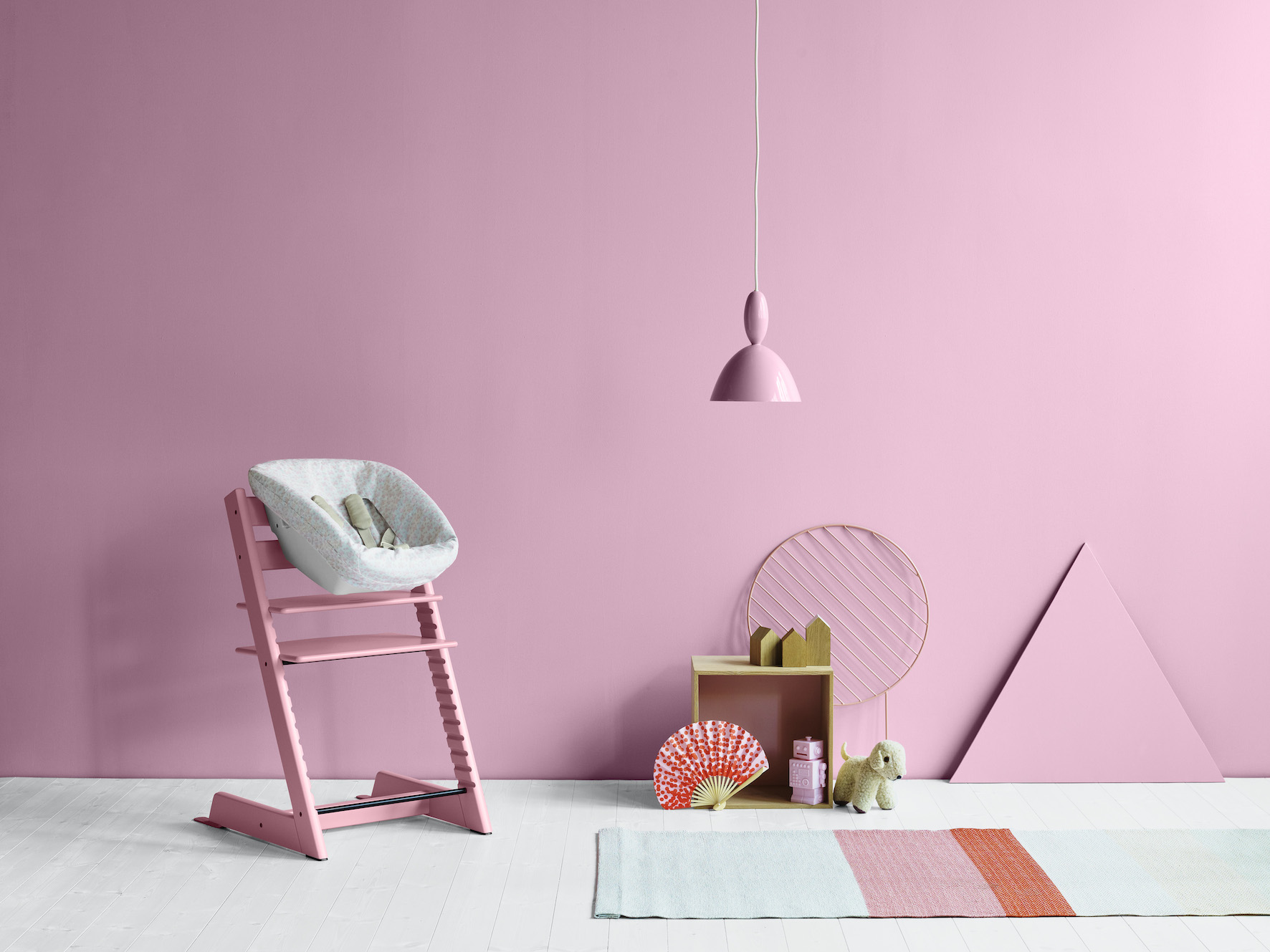 Tripp Trapp highchair Soft Pink in setting
